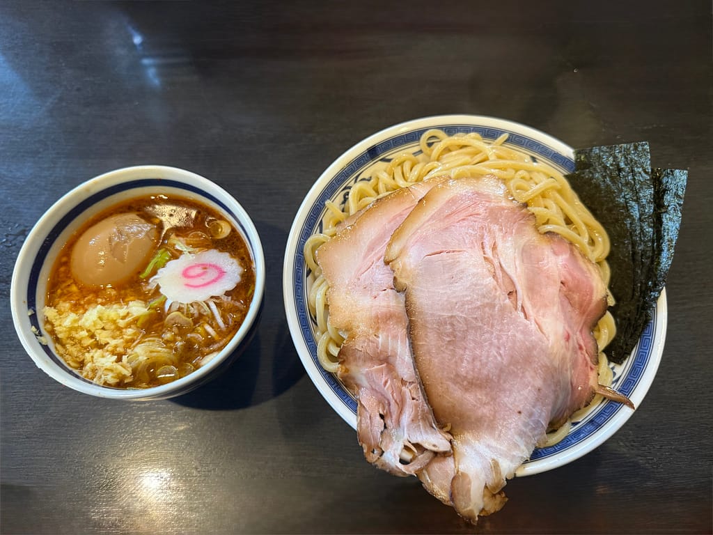 自家製麺ご藤の特製つけ麺(大盛)。チャーシューと海苔がのった太麺に、味玉と生姜が効いたつけ汁を添えた一杯