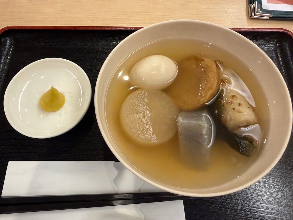 レインボー新小岩のおでん。大根、卵、こんにゃく、練り物などが入った一品