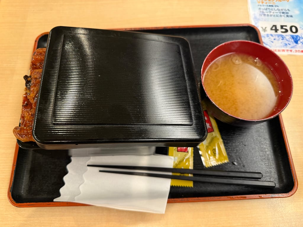 レインボー新小岩のうな重(特上)。重箱とうなぎ、味噌汁がセットになった一品