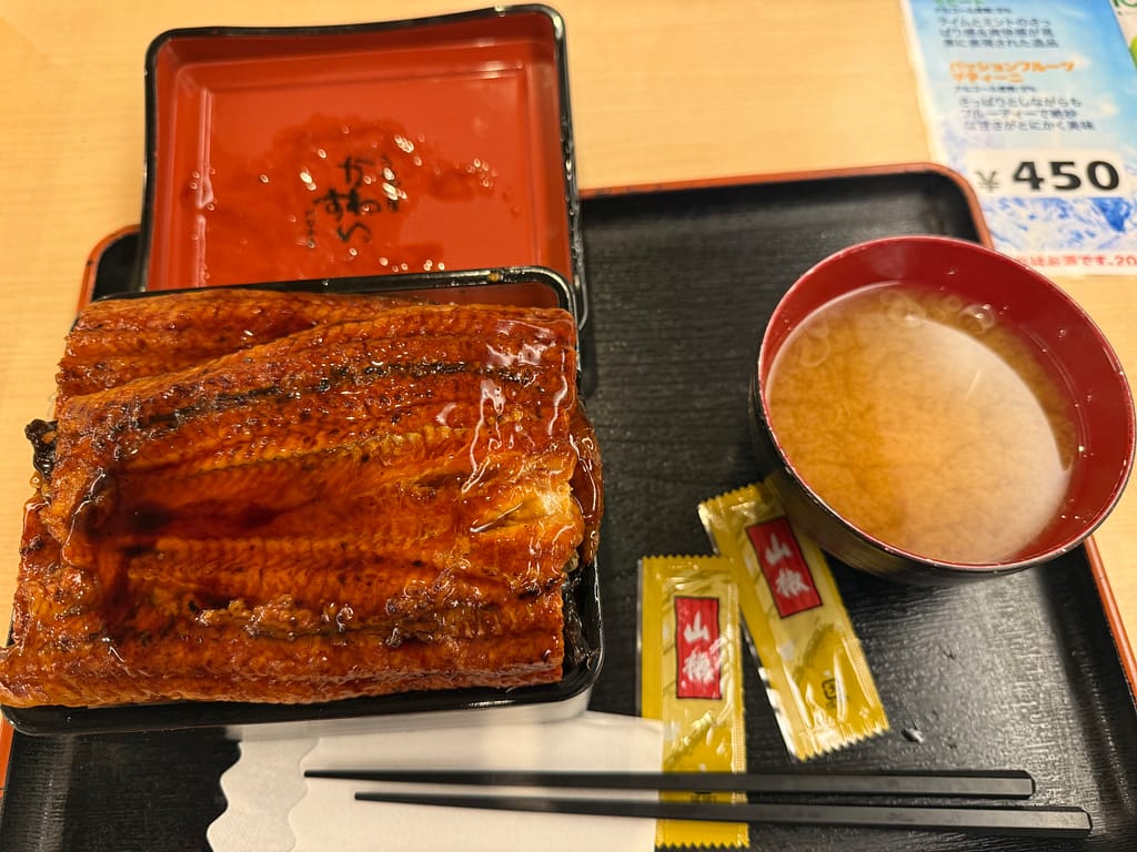レインボー新小岩のうな重(特上)。重箱いっぱいにうなぎの蒲焼きがのり、味噌汁が付いた一品