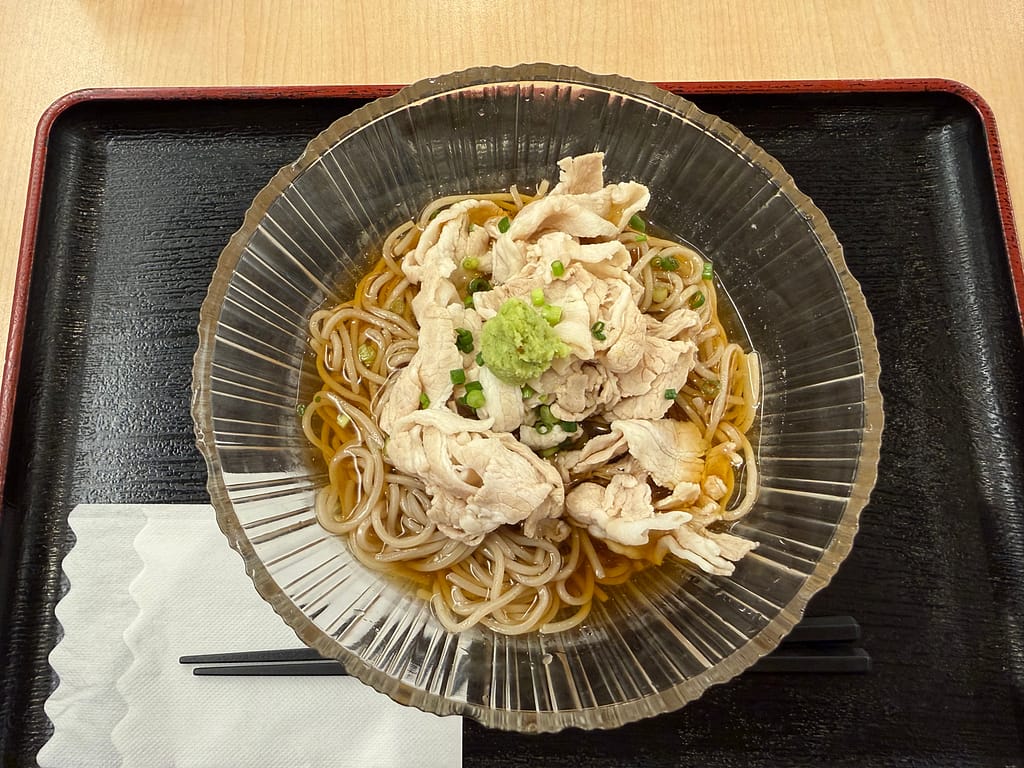 レインボー新小岩の冷やし豚そば。冷たいそばに豚肉とわさびがのった一杯