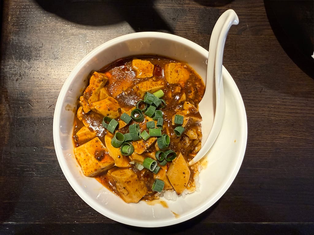 四川担担麺阿吽 湯島店の麻婆豆腐丼。辛味の効いた麻婆豆腐とネギがのった一品