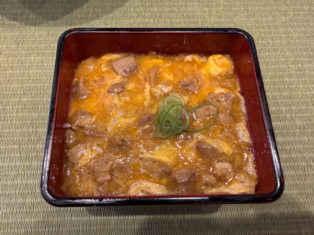 らーめん鴨to葱御徒町店の飲める親子丼。とろとろの卵と鶏肉が広がる濃厚な一品