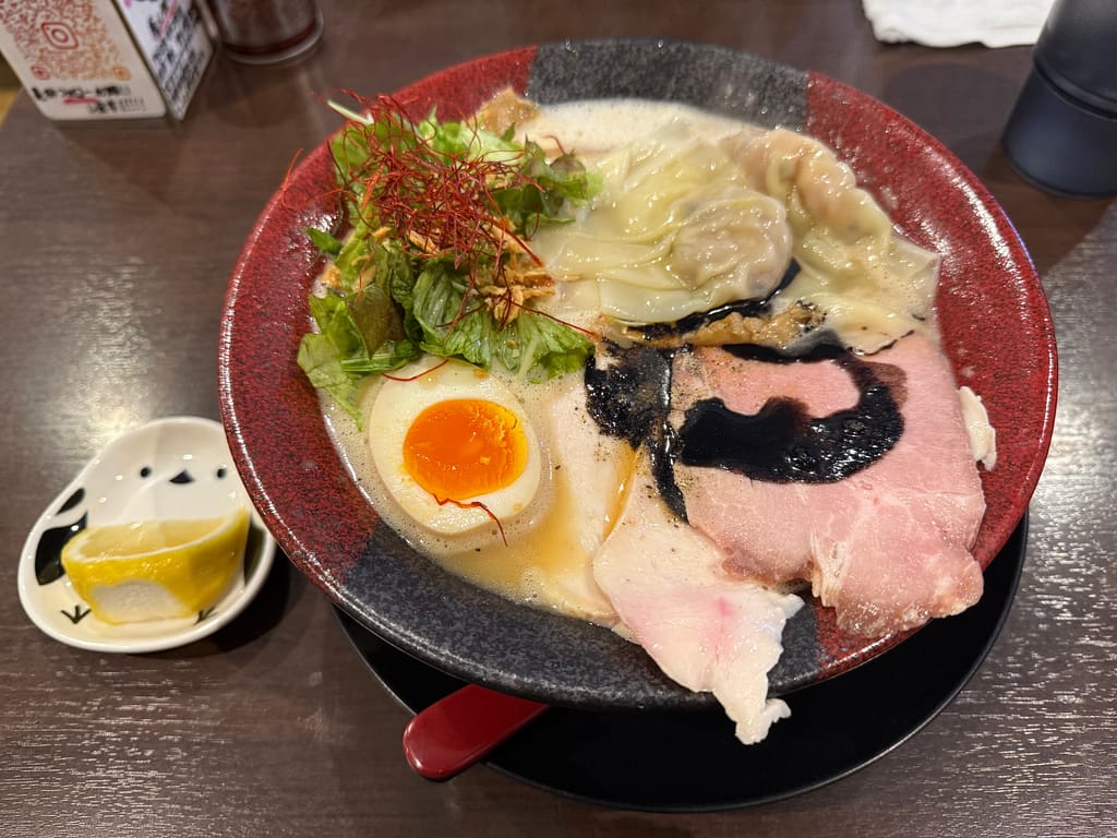 笹本為次郎商店の特製鶏白湯醤油ラーメン。味玉とチャーシューがのった濃厚な一杯