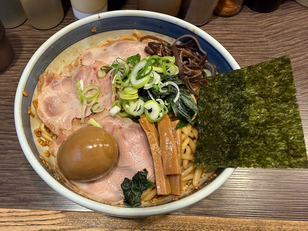 油カダブラのピリ辛ニンニク油そば、チャーシュー・味玉・メンマ・ほうれん草・ネギ・海苔が乗った濃厚な一杯