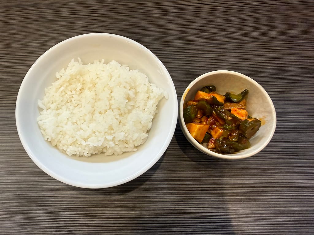 ごはん中盛りと裏カッパのセットを上から撮影した写真