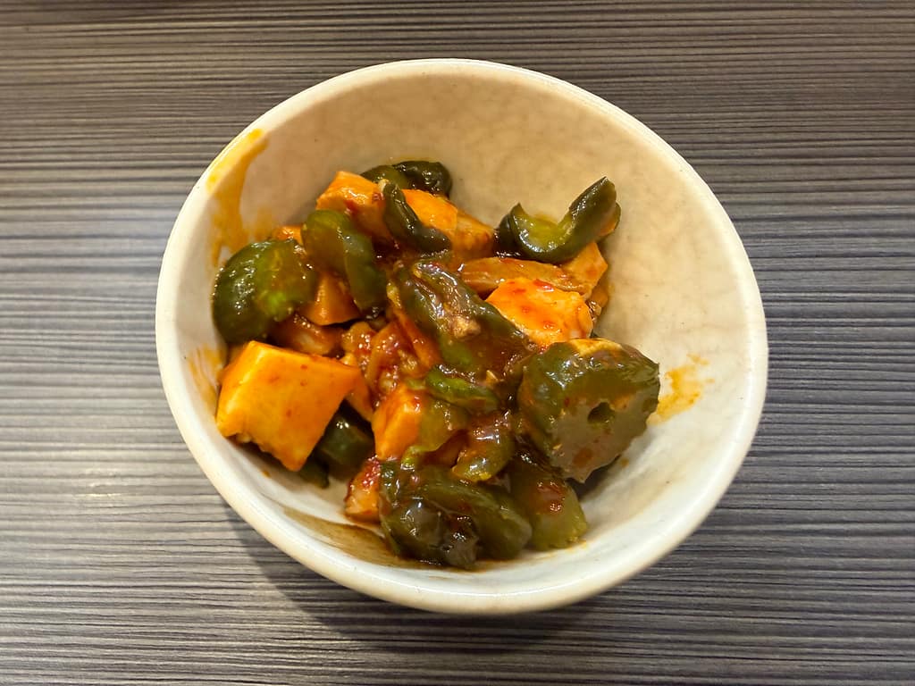 裏カッパ。きゅうりの漬物やサイコロチャーシューなどをピリ辛ダレで和えた一品を小鉢で提供