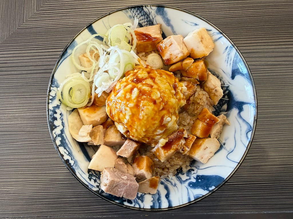 裏武蔵家のポテサラチャーシュー丼。角切りチャーシューの上にポテトサラダと特製ダレ、刻みネギがのったボリューム満点の一杯。
