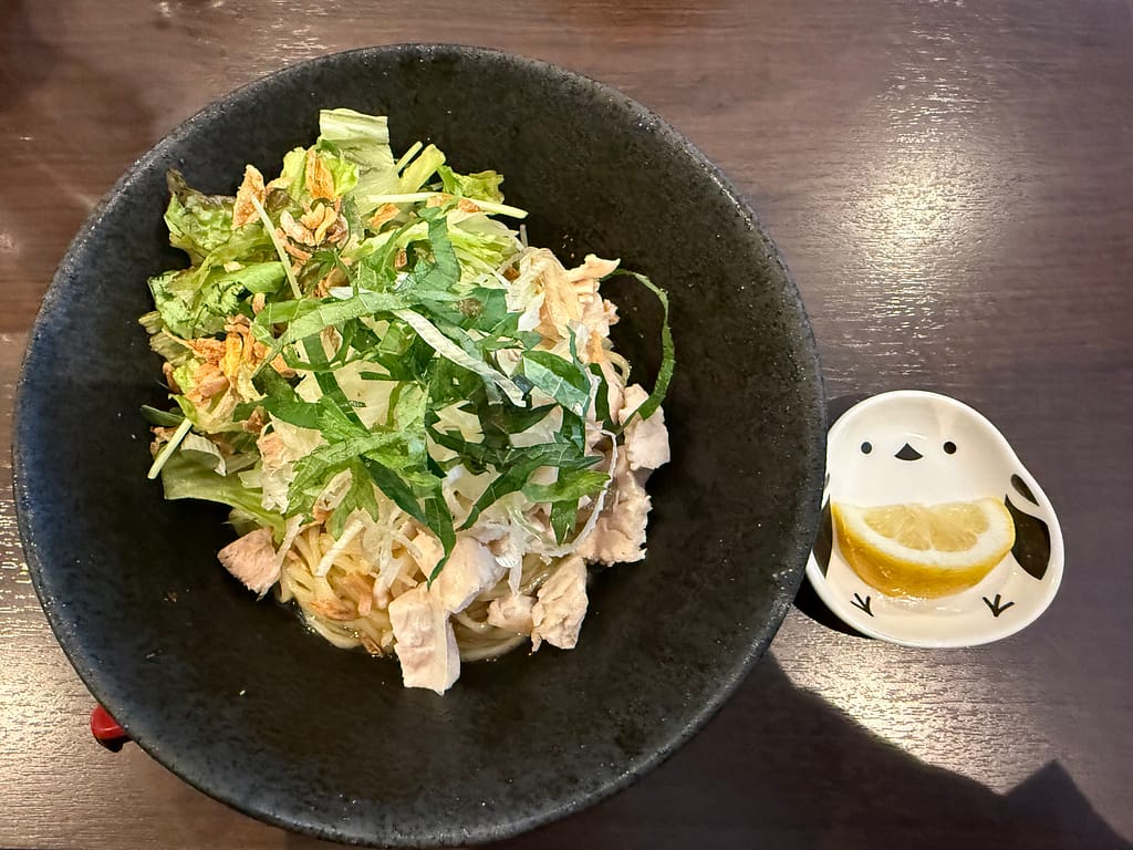 笹本為次郎商店の2026年7月限定「冷やしねぎそば生姜風味」。たっぷりのネギと大葉、生姜が香る夏限定ラーメン。