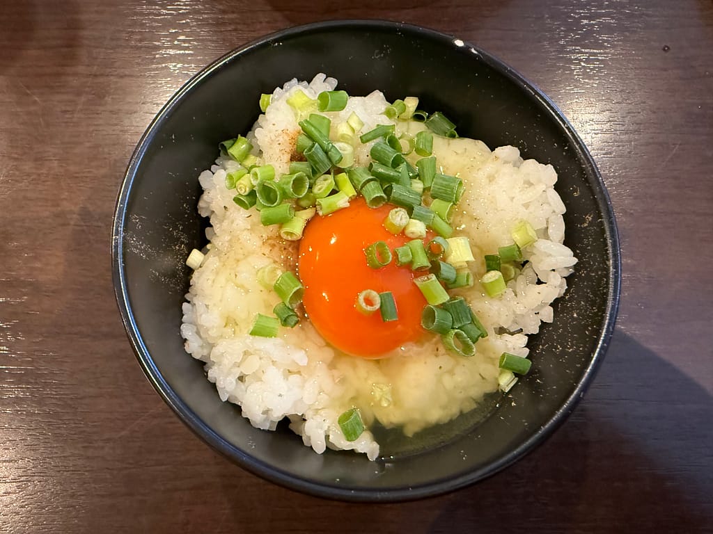 笹本為次郎商店の卵かけご飯。白ご飯の上に生卵、とろろ、小ねぎをのせたシンプルなサイドメニュー。