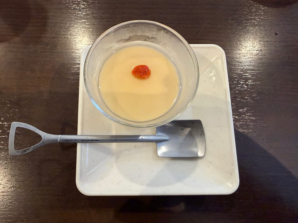 笹本為次郎商店の杏仁豆腐。なめらかな杏仁豆腐にクコの実を添えた食後のデザート。