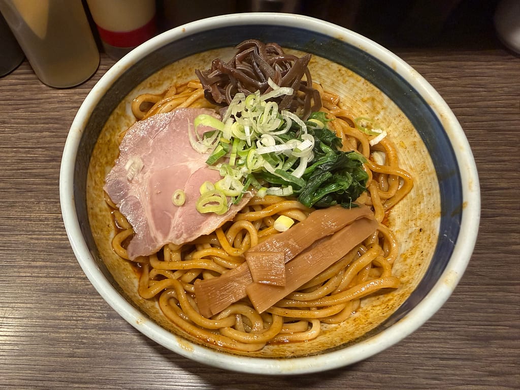 油カダブラ(船橋)の限定麺「カレーカレー」。濃厚なカレーダレが絡む極太麺にチャーシュー、メンマ、ほうれん草、キクラゲ、ネギをトッピングした油そば