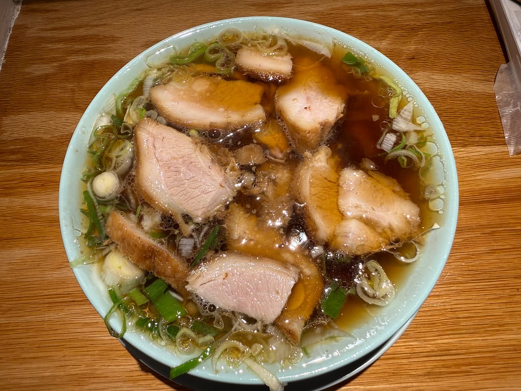 池袋の人気店「ひろちゃんラーメン!」のチャーシュー麺。丼いっぱいに厚切りチャーシューが敷き詰められ、透き通った醤油スープと中細麺が食欲をそそる一杯。
