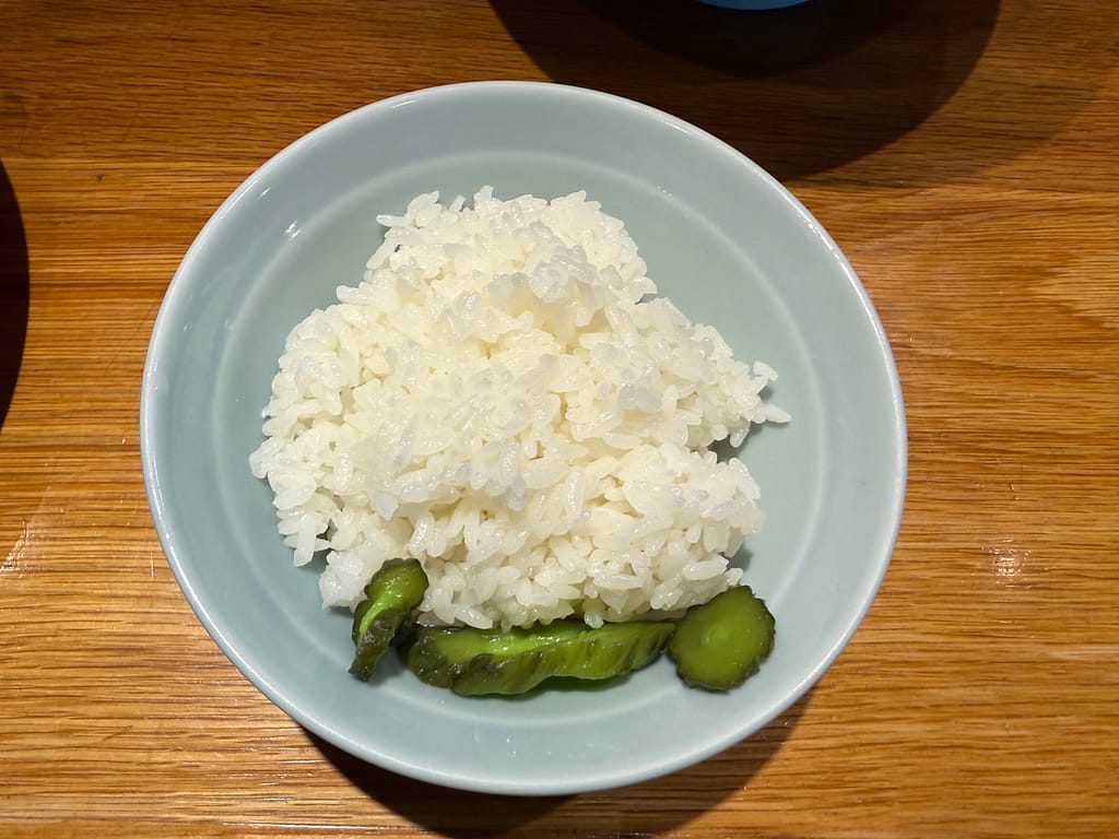 池袋ひろちゃんラーメン!の白めし。つけ麺と一緒に注文した、きゅうりの漬物付きのライス。