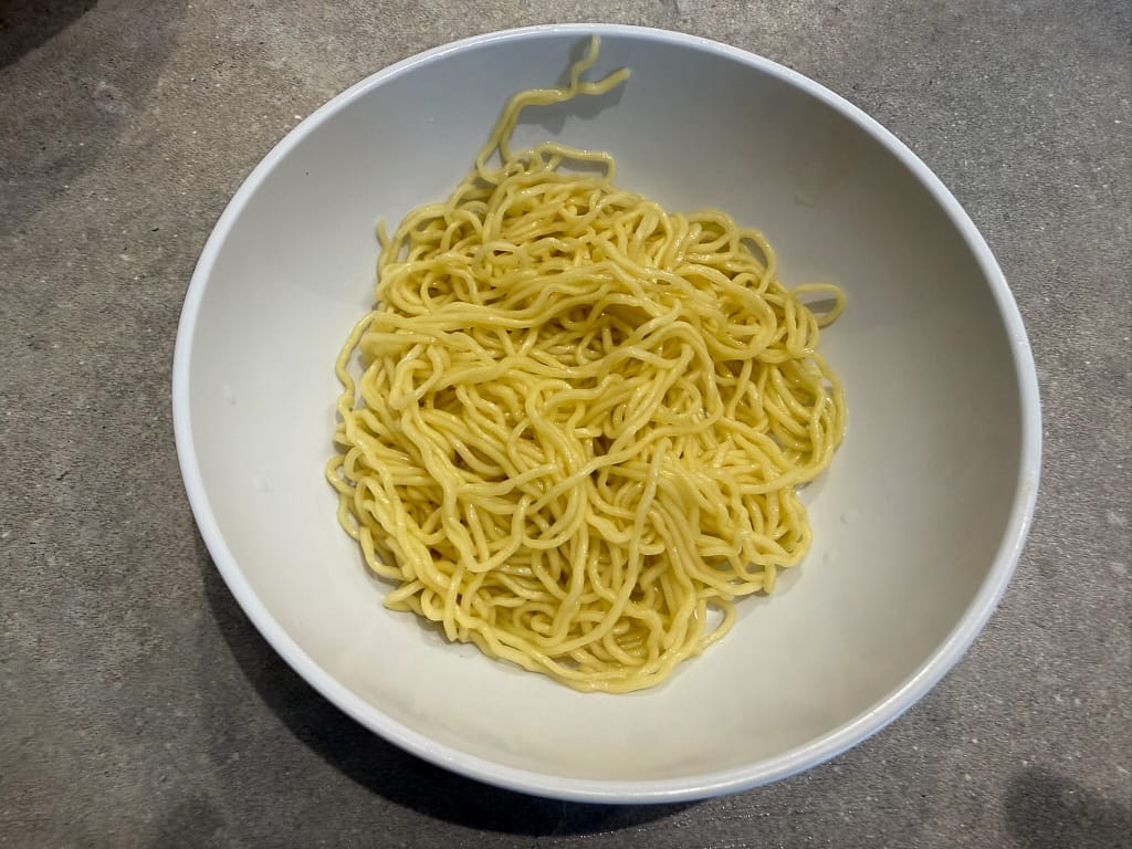 べんてん屋(BENTEN屋)の替え玉。細麺の替え玉が白い器に盛り付けられている。