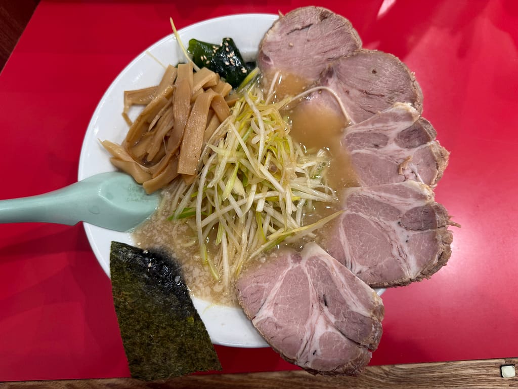 ラーメンかいざん 船橋店の「スペシャル ネギ メンマ チャーシュー」。大量のチャーシューと白髪ネギ、メンマが豪快に盛られたボリューム満点の一杯。