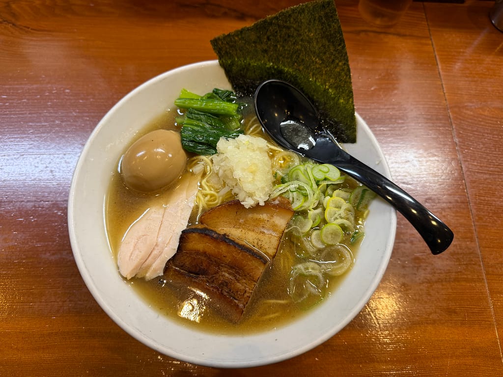 まるは極みの濃厚G郎麺、山盛りのもやしとキャベツに背脂とニンニクが乗ったボリューム満点の一杯
