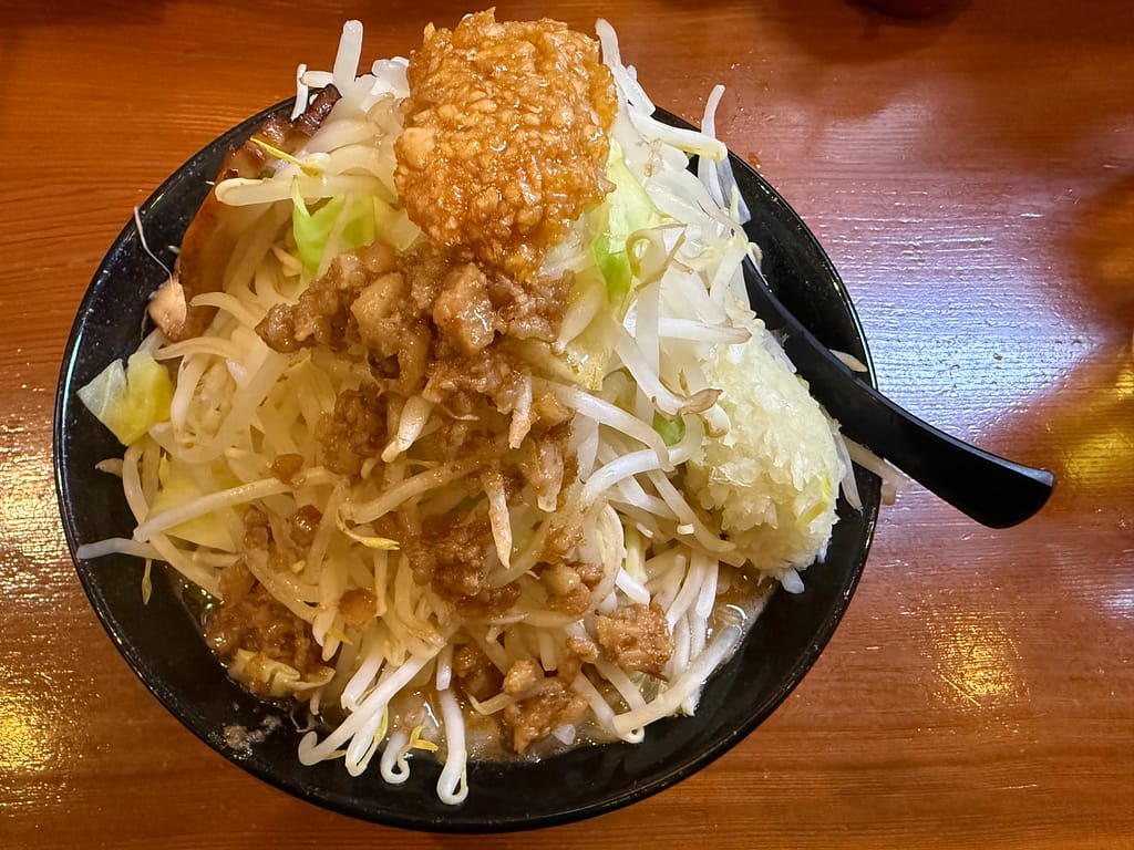 まるは極みの煮干しらーめん、煮干しの香るスープにチャーシュー・味玉・ネギ・小松菜・海苔が乗った一杯