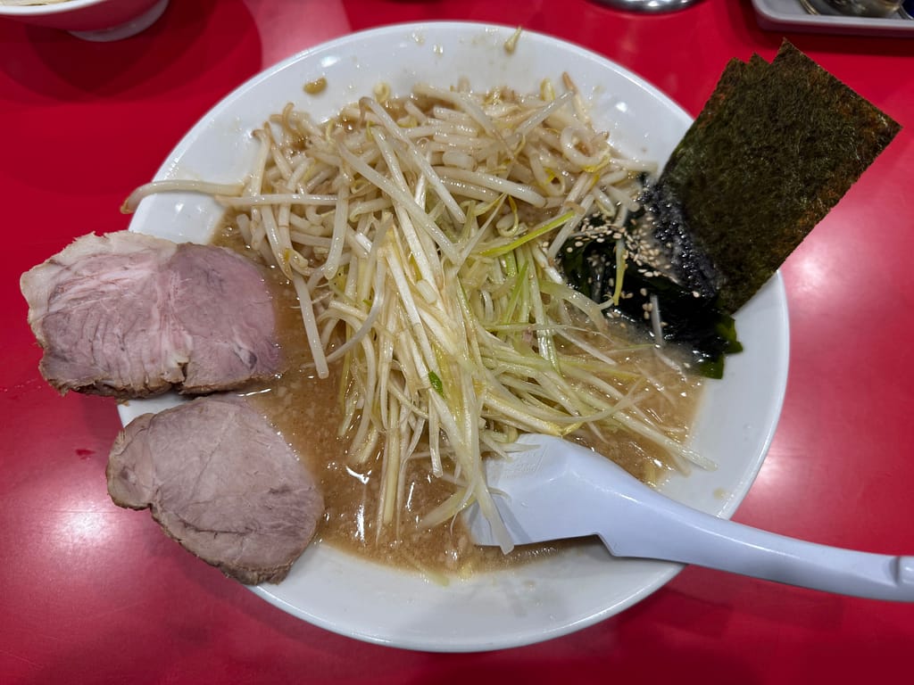 かいざんラーメンのみそ味。ネギたっぷりともやし、チャーシュー、海苔、ワカメが乗った濃厚スープの一杯