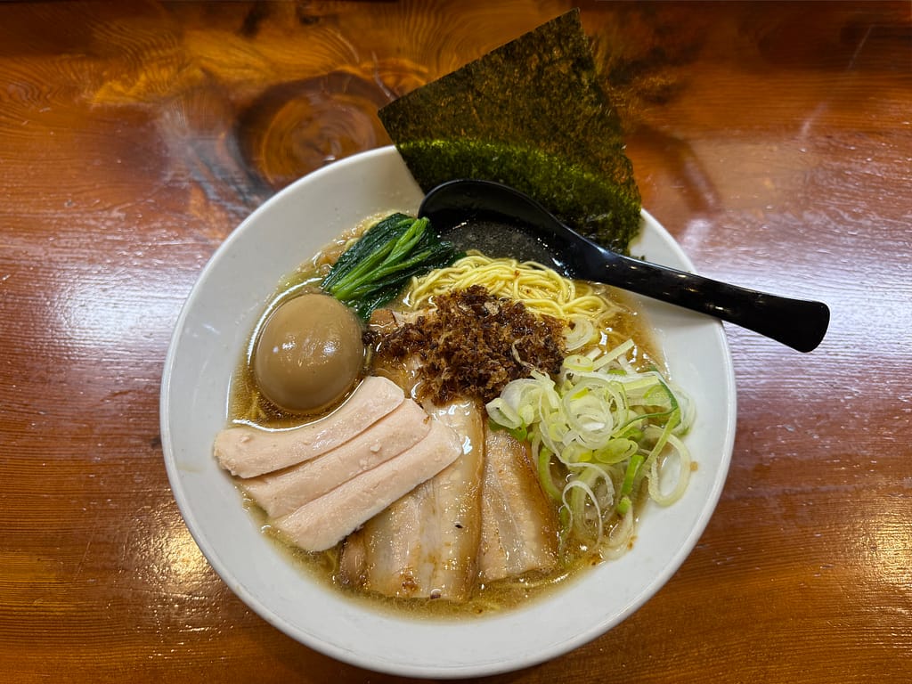 三代目らーめん処 まるは 極 〜KIWAMI~ 船橋店の香味鶏だし醤油らーめん(特製・大盛)。