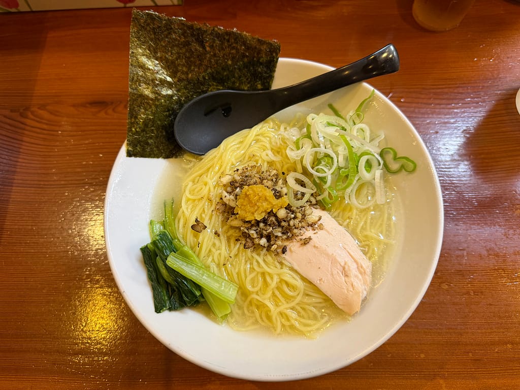 三代目らーめん処 まるは 極 ~KIWAMI~ 船橋店の冷たい淡麗真鯛そば。真鯛の旨みが広がる夏限定の冷製ラーメン。