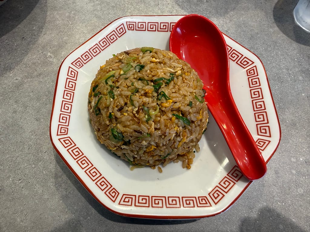 べんてん屋(BENTEN屋)のチャーハン。パラッと炒めたチャーハンが赤いレンゲとともに提供されている。