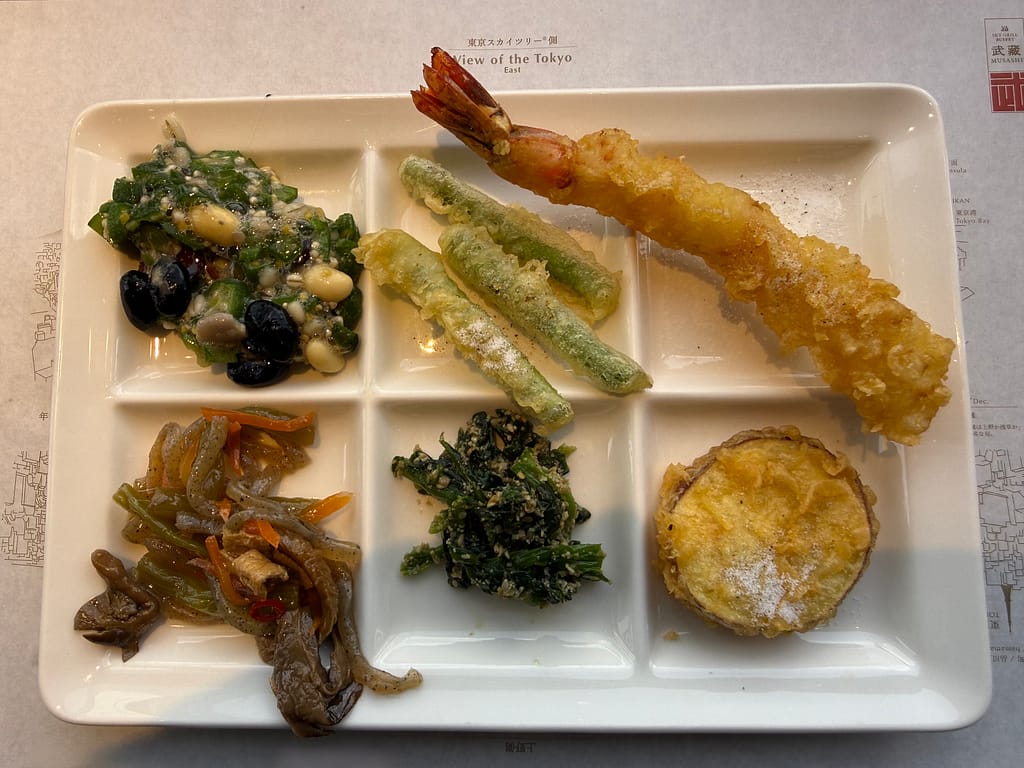 浅草ビューホテル スカイグリルブッフェ武藏の和食プレート。天ぷらやおひたし、和惣菜などを盛り付けた一皿。