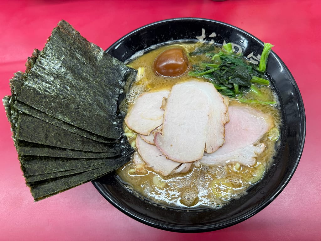 「杉田家 千葉祐光店のチャーシューメン。海苔、ほうれん草、が乗った横浜家系ラーメン直系の一杯」