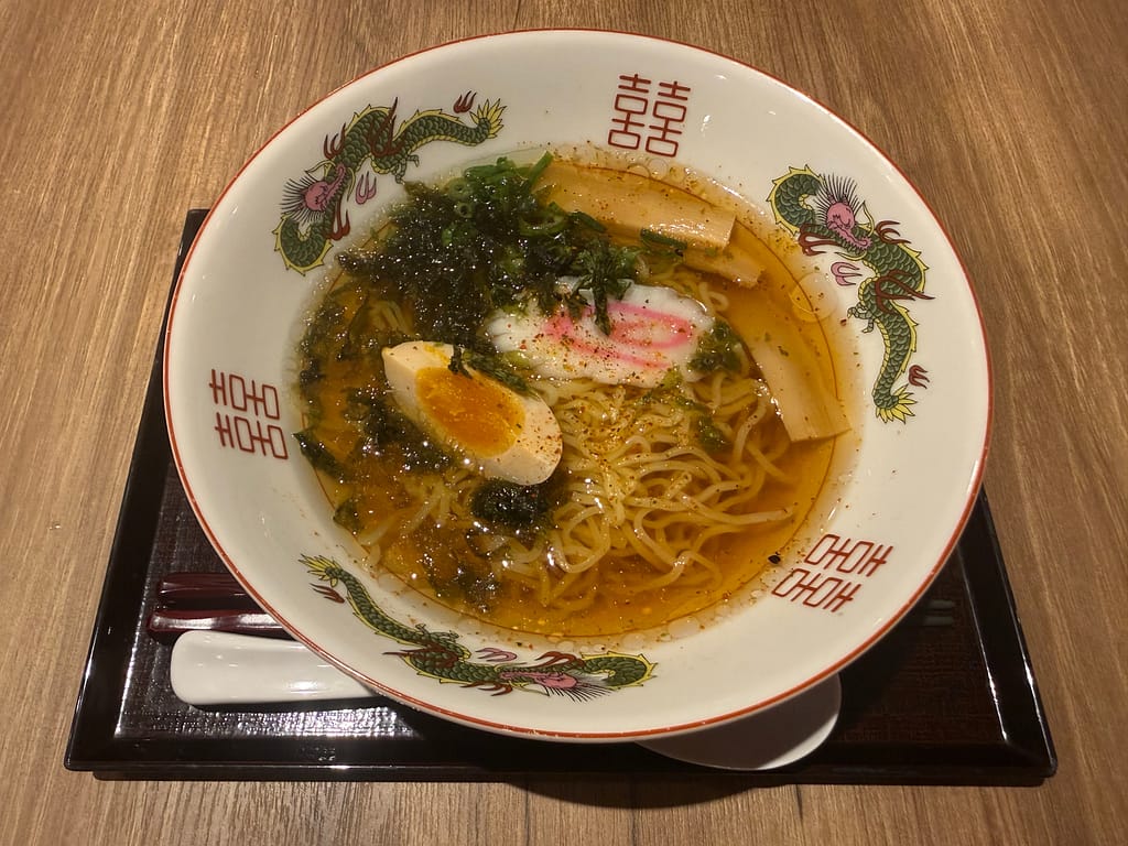 ドーミーイン池袋の無料サービス「夜鳴きそば」|醤油スープに玉子・メンマ・海苔が乗った本格ラーメン