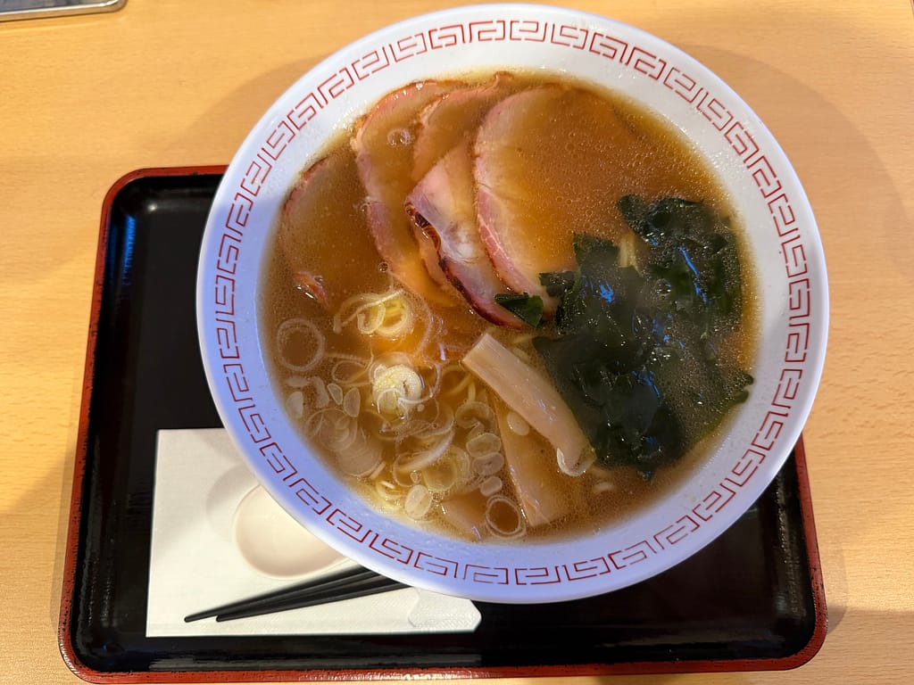 サウナセンター稲荷町で提供される昔ながらのチャーシューメン。透き通った醤油スープに大判チャーシュー、わかめ、メンマ、ネギが乗ったシンプルで懐かしい一杯。