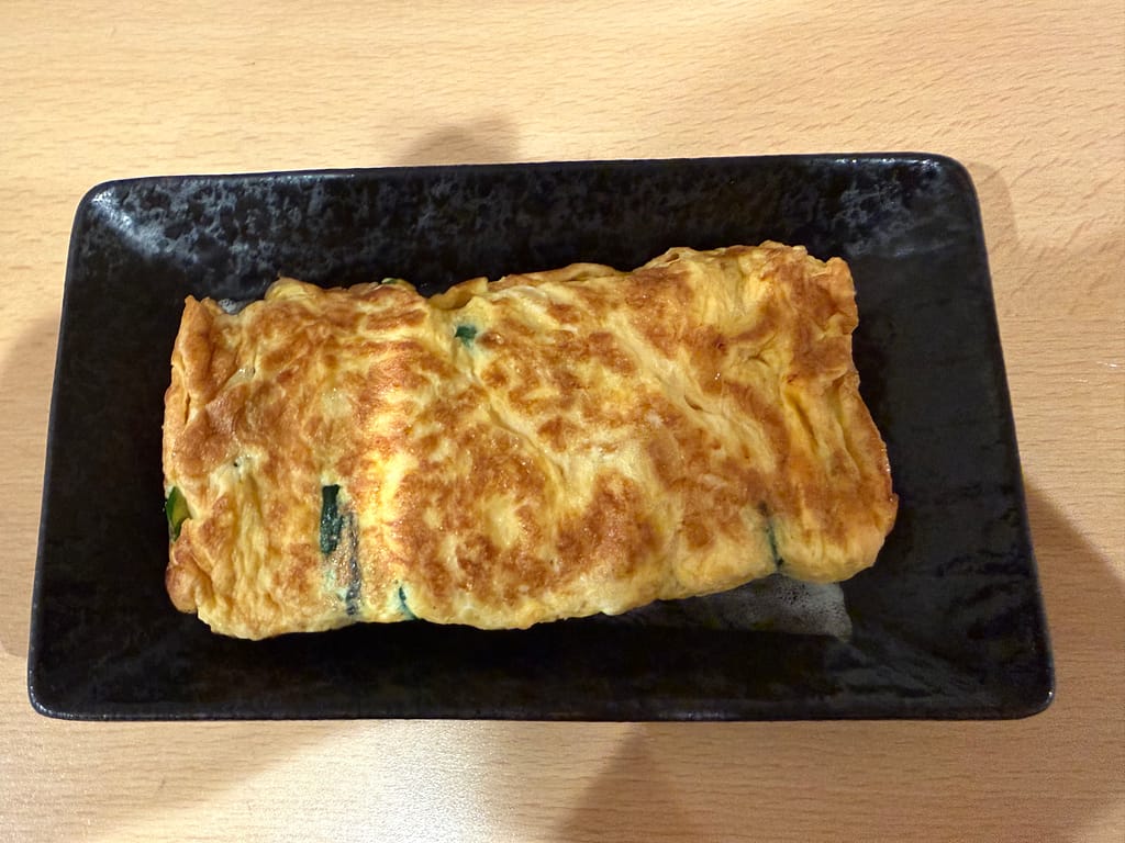 サウナセンター稲荷町のレストランで提供される「にらたま」。ふわふわに焼き上げられた玉子にニラが入ったシンプルな一品で、サウナ後のおつまみにぴったりのメニュー。
