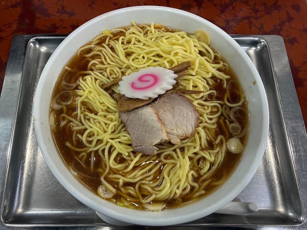 赤坂味一の中華そば大盛り。船橋の人気老舗ラーメン店で味わう、煮干しスープと中太麺が特徴の一杯。
