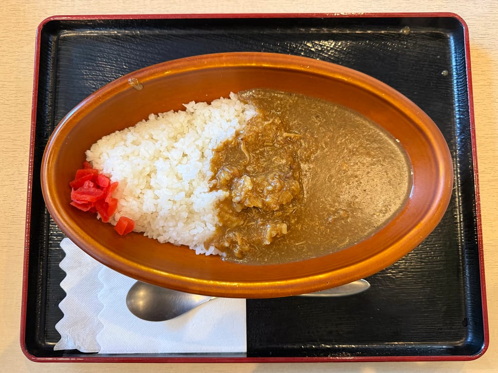 サウナセンター鶯谷本店の燻製カレー。燻製の香りが楽しめる人気のサウナ飯。