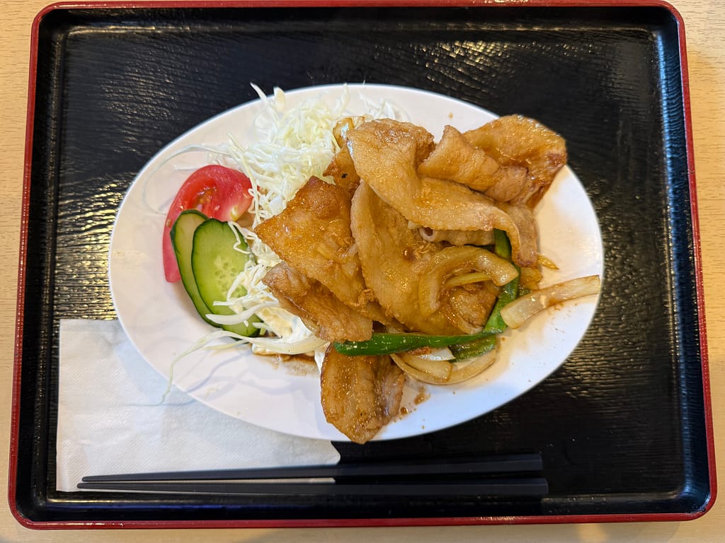 サウナセンター鶯谷本店の豚の生姜焼き。香ばしく焼き上げた豚肉に玉ねぎと野菜を添えたボリューム満点のサウナ飯。