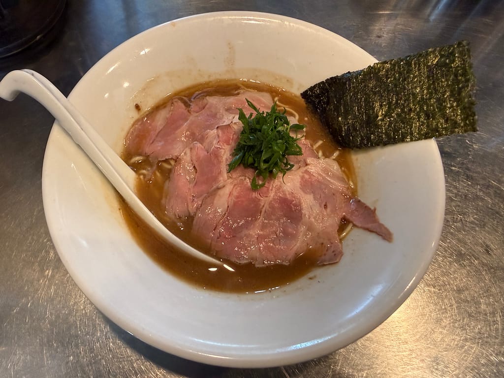 さんじの濃厚煮干しラーメン。濁りのある煮干しスープにチャーシュー、海苔、ネギが載った一杯