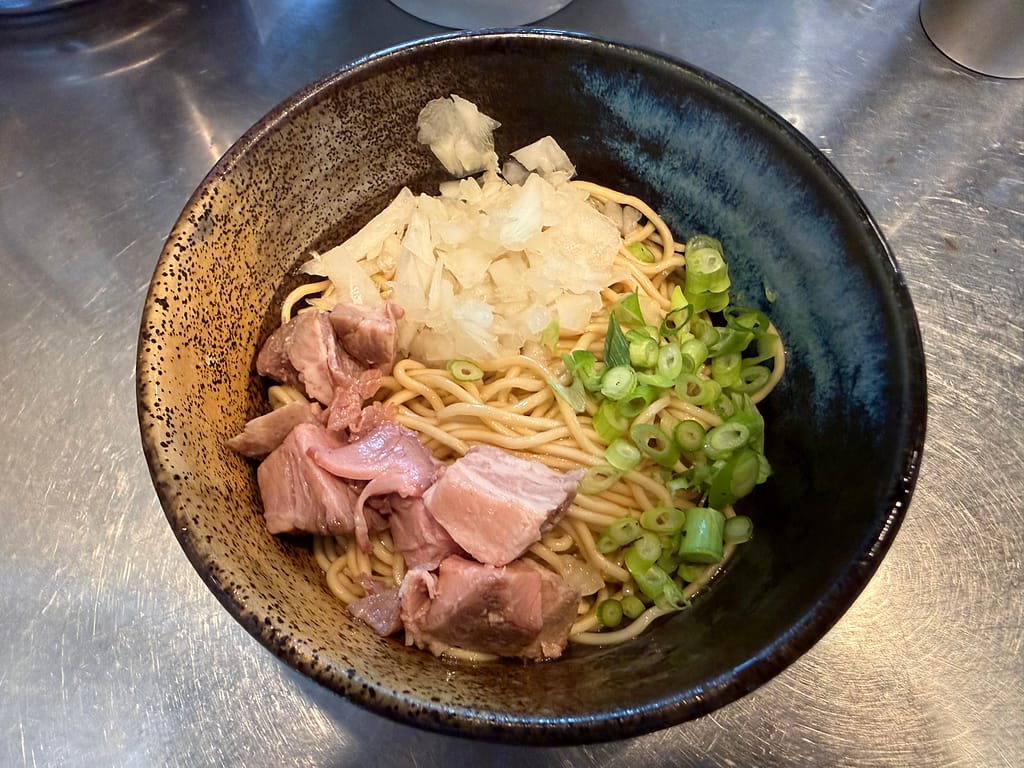 さんじの和え玉。チャーシュー、ネギ、玉ねぎが載った替え玉スタイルの人気メニュー