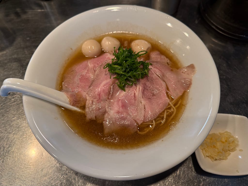 さんじのCrazy Crab。魚介の旨味が広がるスープと柔らかなチャーシューが特徴のラーメン