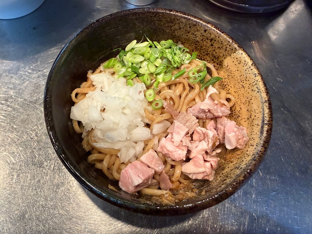 さんじのジンジャー玉。角切りチャーシューと玉ねぎ、ネギをのせた生姜風味の和え玉