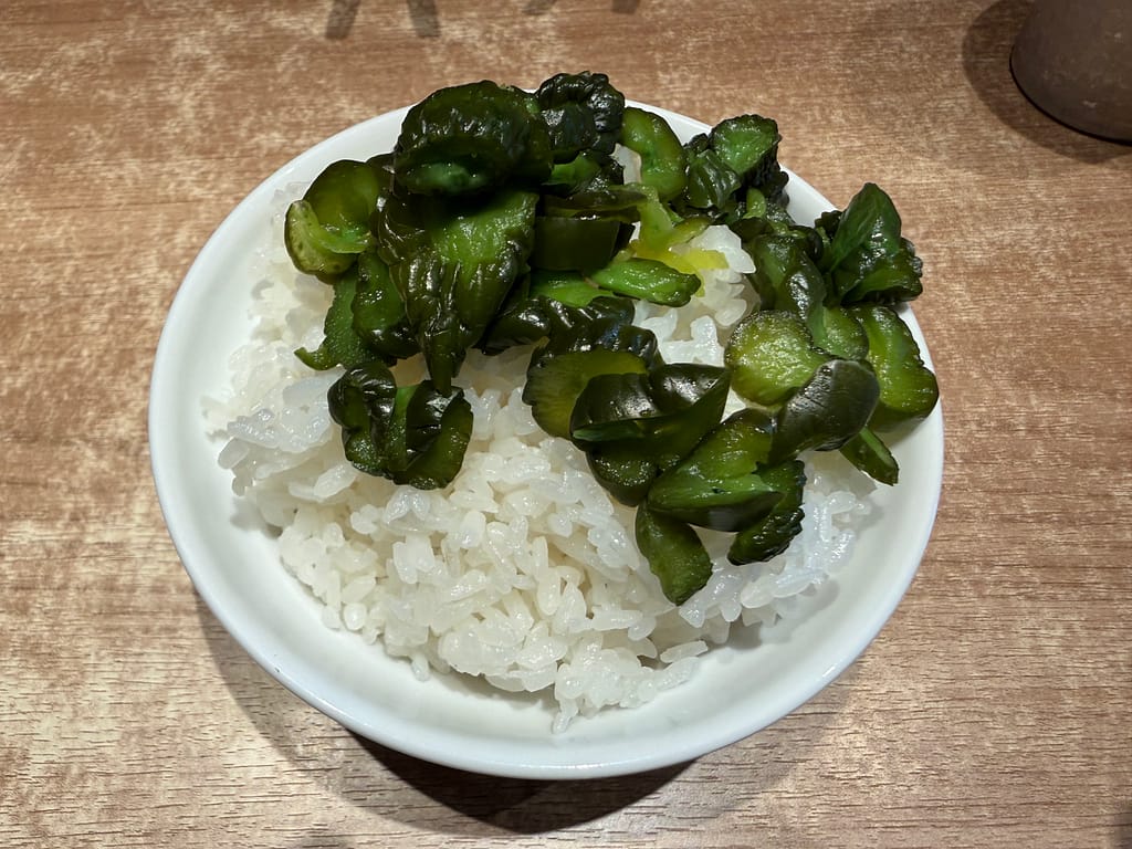 野良裏家の大ライス。卓上のきゅうりの漬物をのせた家系ラーメン定番のご飯。