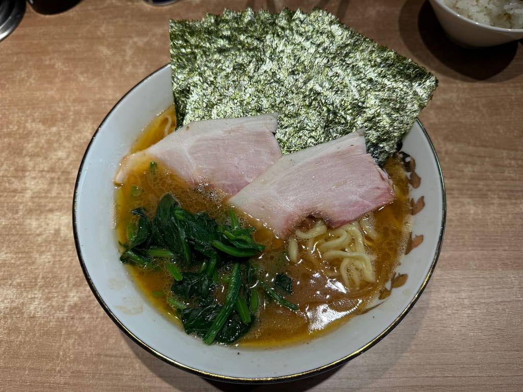 野良裏家の特撰野良裏家B。チャーシュー2枚と海苔増しが特徴の家系ラーメン。