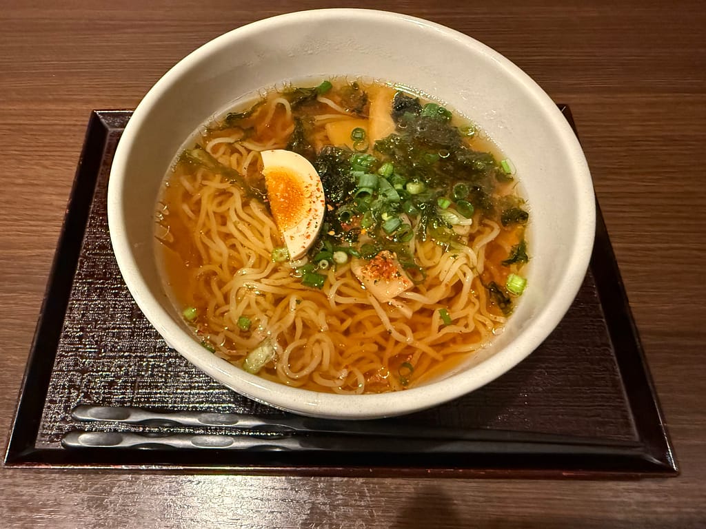 ドーミーイン千葉City Sogaで無料提供される夜鳴きそば。あっさり醤油スープに玉子、ネギ、海苔がトッピングされた人気サービス。