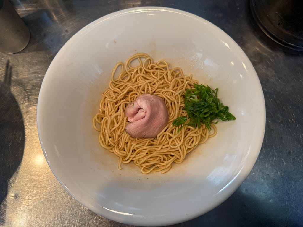 上野・さんじの黒毛和牛脂玉(さんじ玉SP)。低加水の細麺に黒毛和牛の脂とチャーシュー、青ねぎを合わせた和え玉。