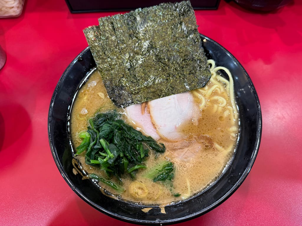 杉田家千葉駅前店で注文したラーメン中盛。海苔、ほうれん草、チャーシューが揃い、乳化した豚骨醤油スープが食欲をそそる家系ラーメン。