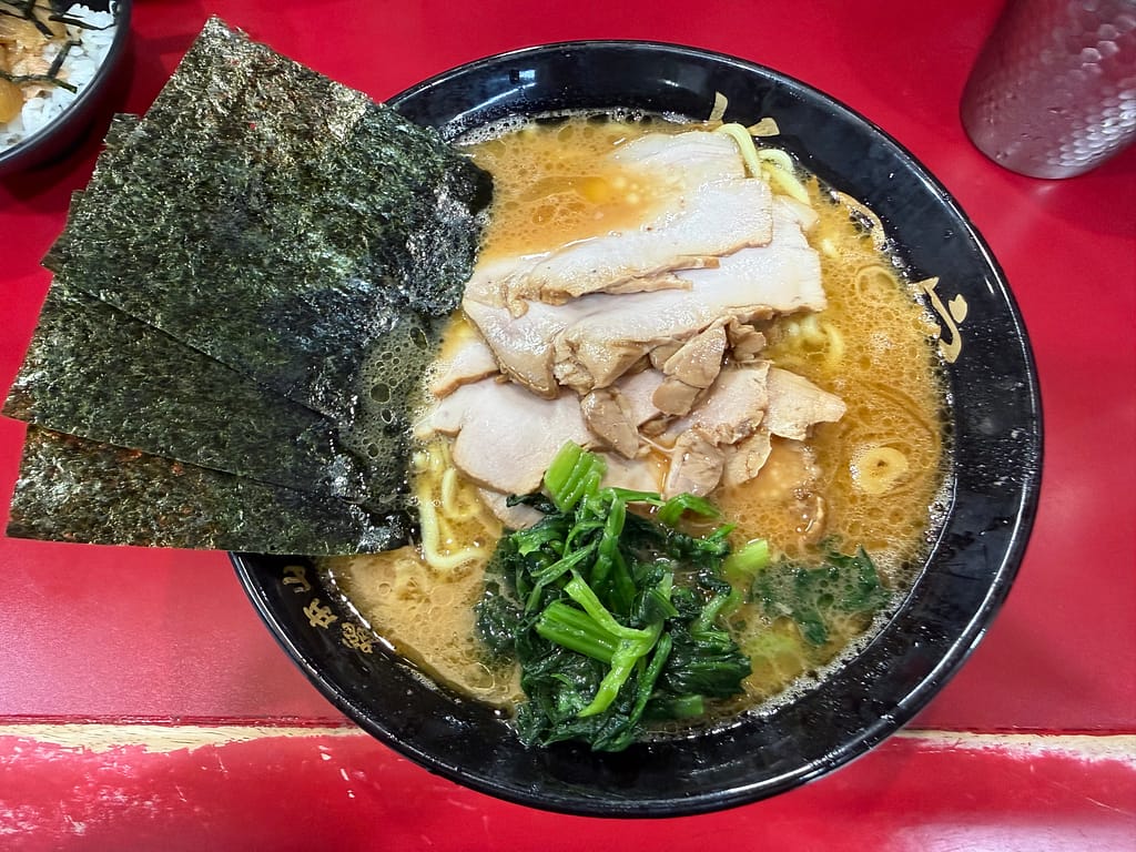 杉田家 千葉駅前店のチャーシューメン(中盛)。豚骨醤油スープにチャーシュー、海苔、ほうれん草をのせた家系ラーメン