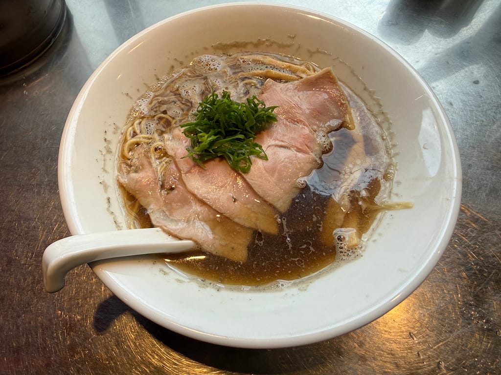 上野 さんじの焙煎煮干清湯 醤油。チャーシューと青ねぎがのった煮干しラーメン。