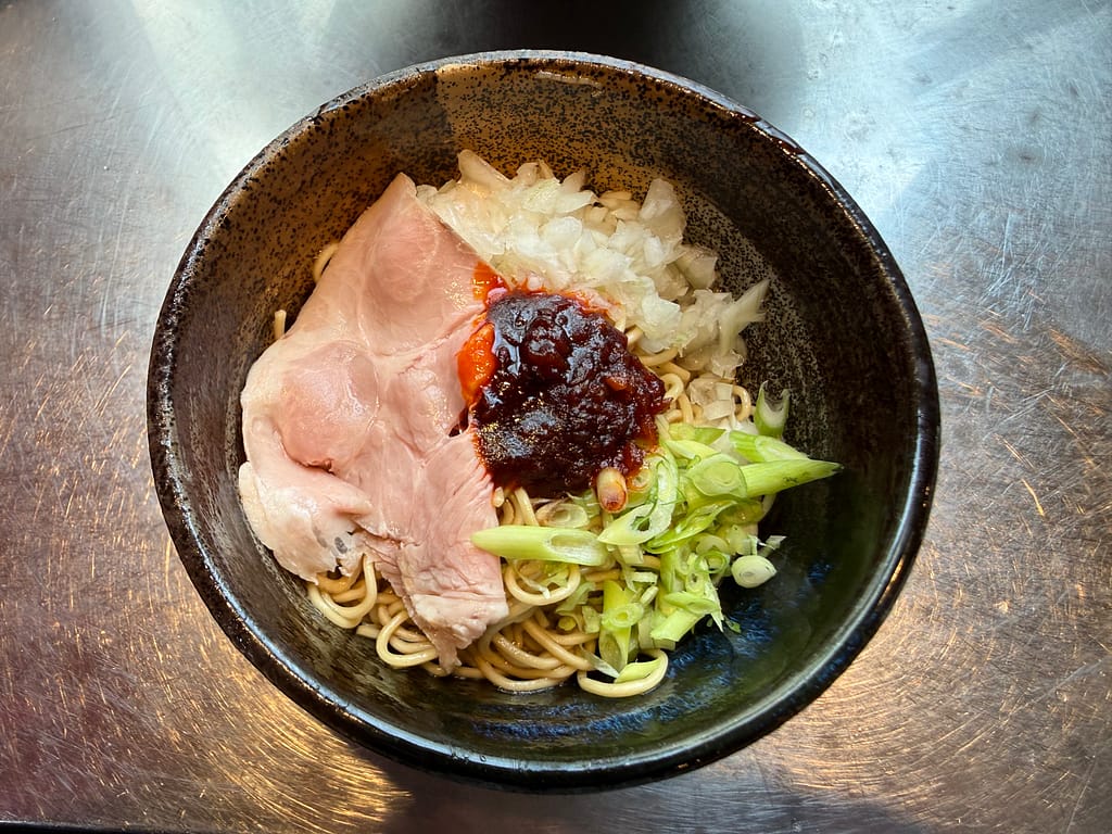 上野 さんじの自家製辣油さんじ玉。チャーシュー、刻み玉ねぎ、青ねぎ、辛味のある自家製辣油がのった和え玉。