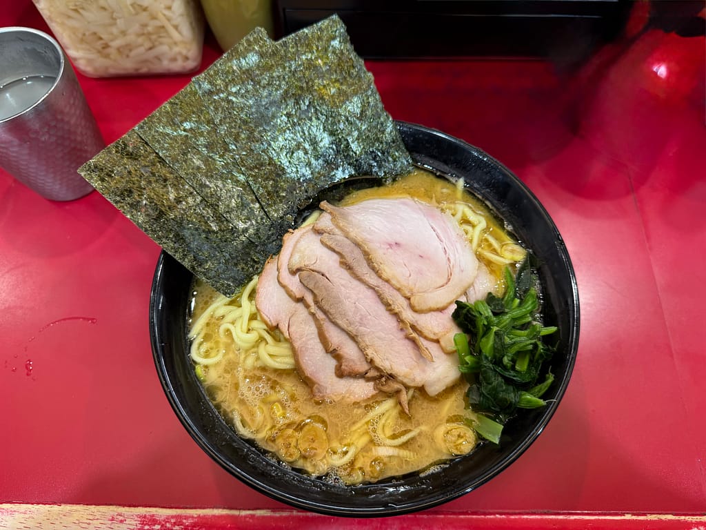 杉田家 千葉駅前店のチャーシューメン(大盛)。チャーシュー、海苔、ほうれん草がのった家系ラーメン。