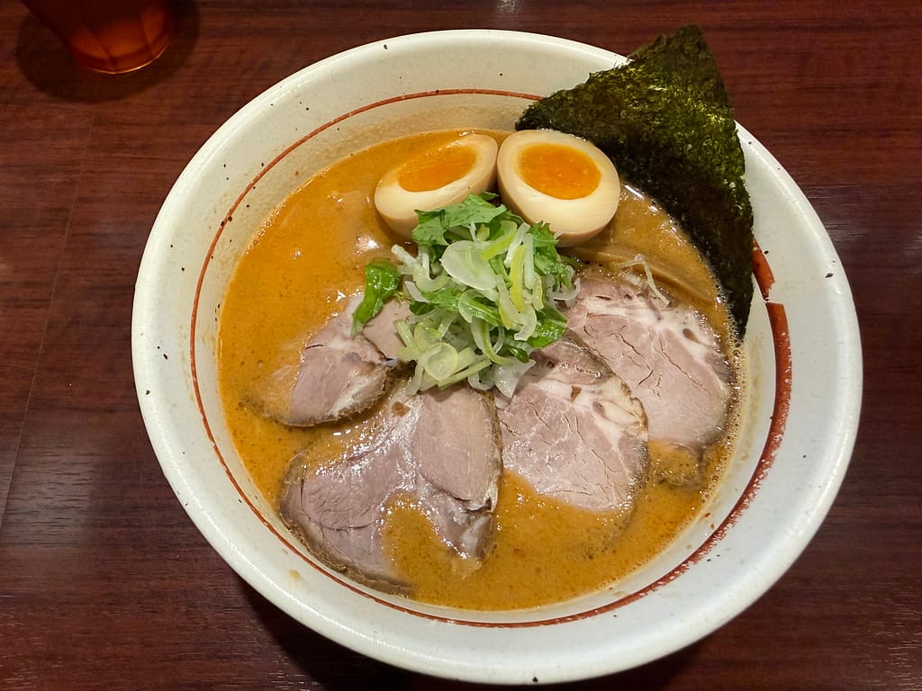 船橋市の拉麺阿修羅の特製辛胡麻らーめん。チャーシュー、味玉、海苔、ねぎをのせた濃厚な胡麻スープの一杯。