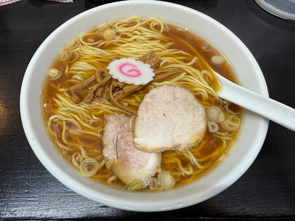 中華蕎麦きよしの中華蕎麦(並盛)。透き通った醤油スープに細麺、チャーシュー、メンマ、ナルトがのった一杯