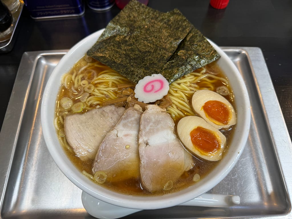 中華蕎麦きよしの特製中華蕎麦(中盛)。チャーシュー3枚、味玉、海苔、なるとがのった煮干ラーメン。